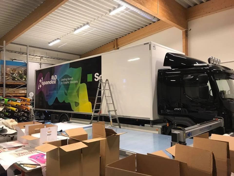 Produktionslokal hos Specialprint med storformatsskrivare och tryckt folie