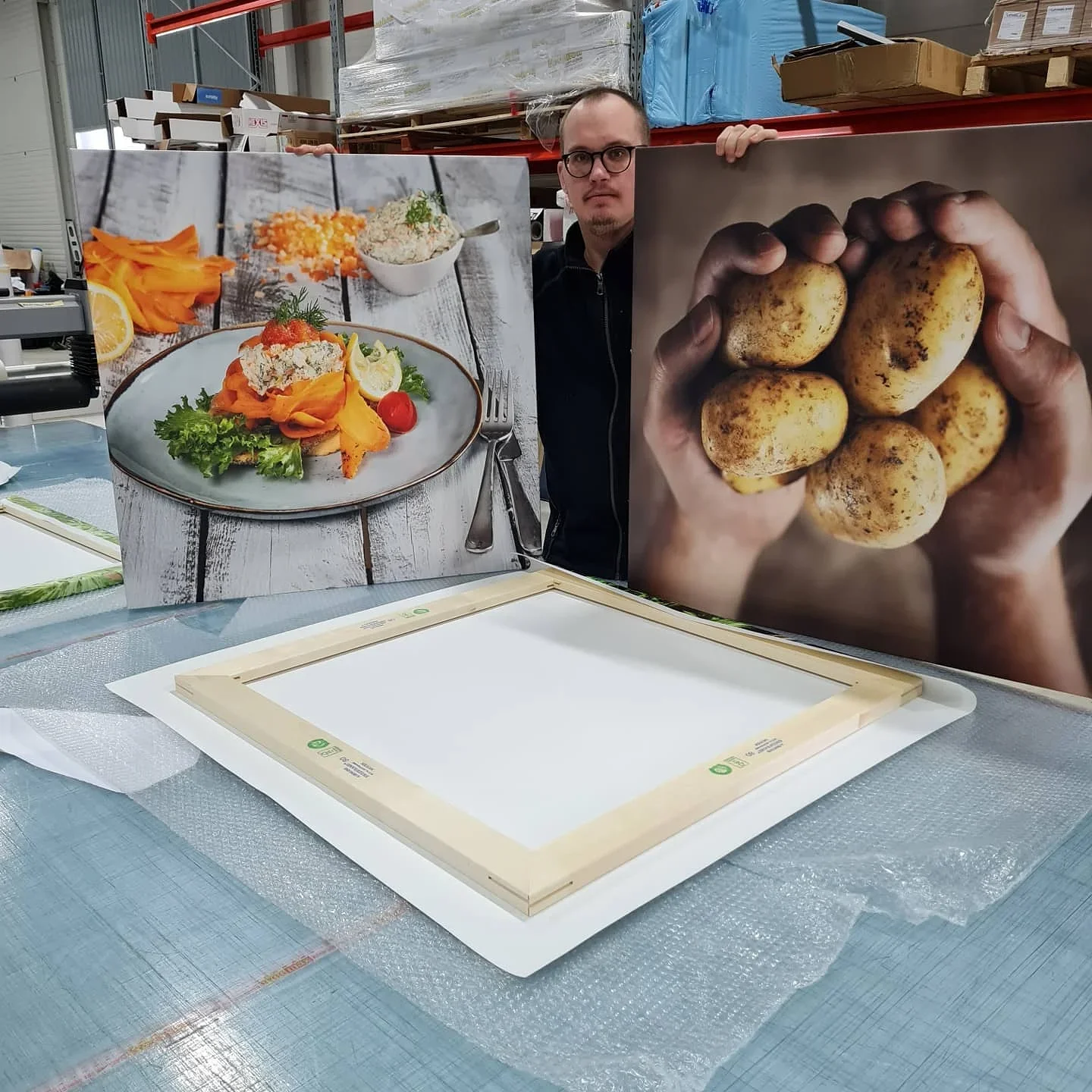 Teamet på Specialprint i Helsingborg framför produktionsutrustning